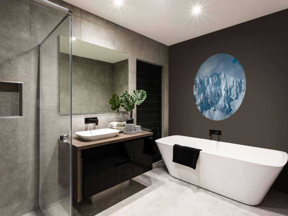 Steile sneeuwtoppen onder winterzon