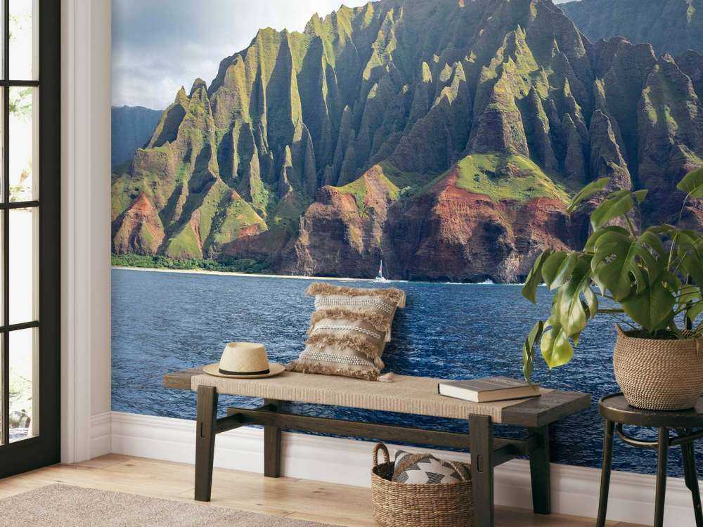 Tropische kliffen aan diepblauwe zee