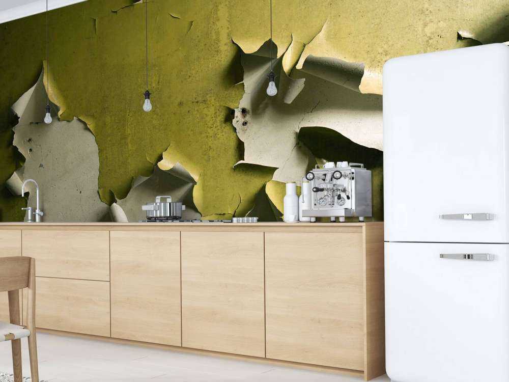 Afladderende Verf op Groene Muur