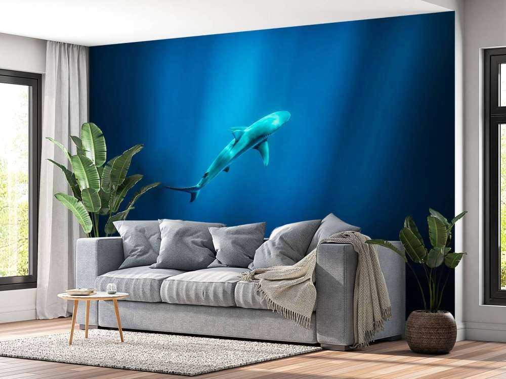 Haai in diepblauw oceaanlicht