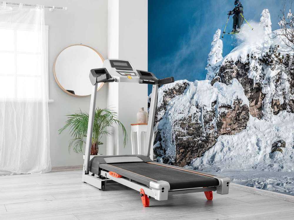 Freestyle skiër in besneeuwde bergwereld