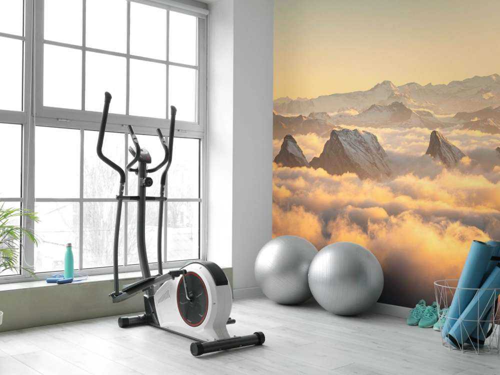 Bergpieken boven gouden wolkenzee