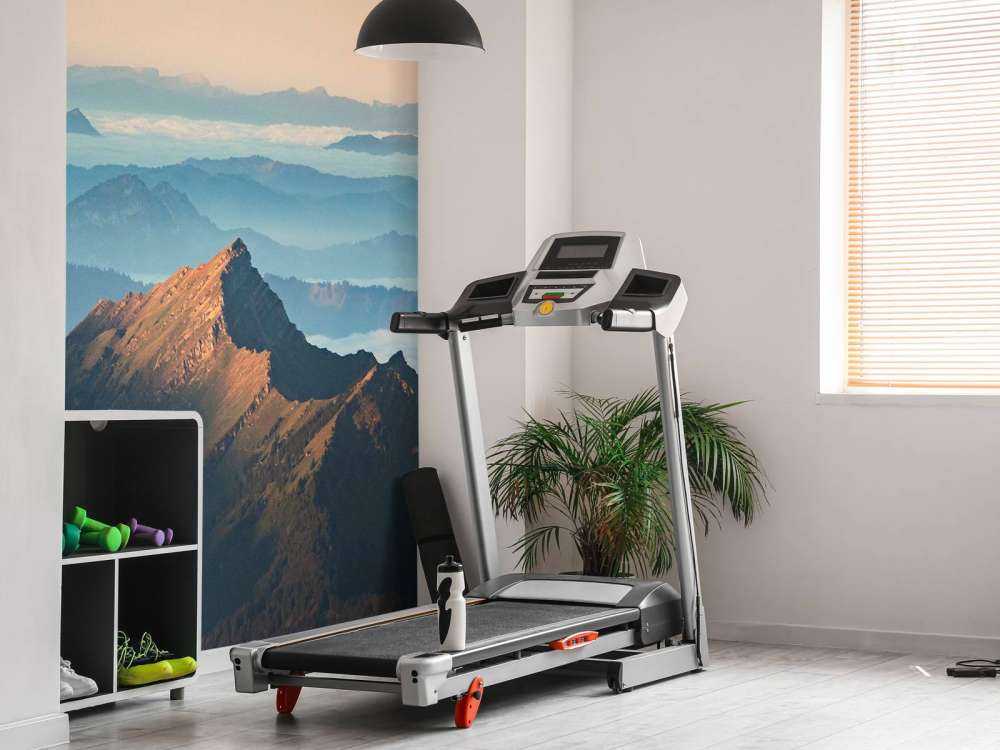 Bergkam in ochtendmist en zonlicht