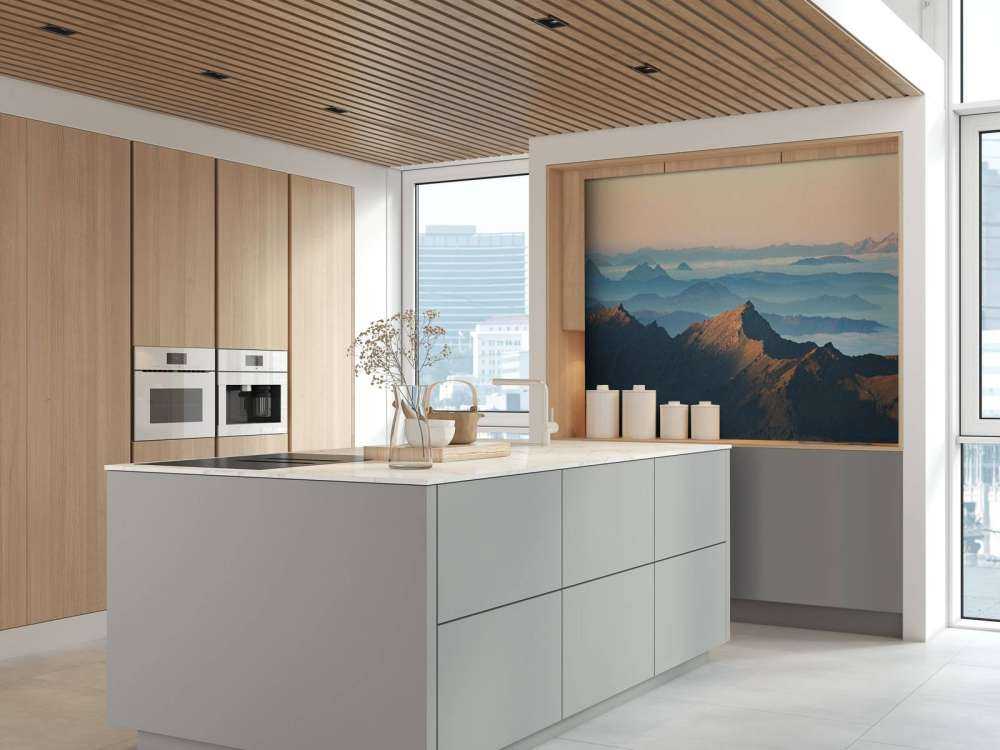 Bergkam in ochtendmist en zonlicht