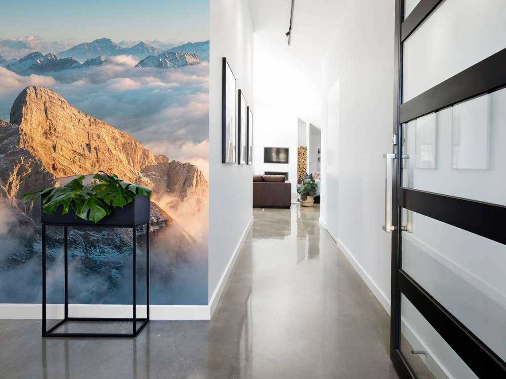 Besneeuwde bergtop in ochtendgloed