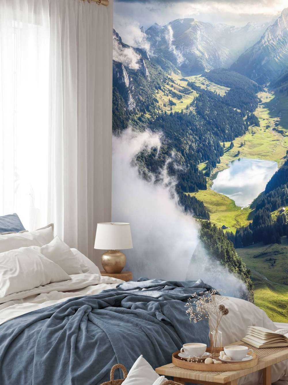 Zonlicht over bergmeer in vallei