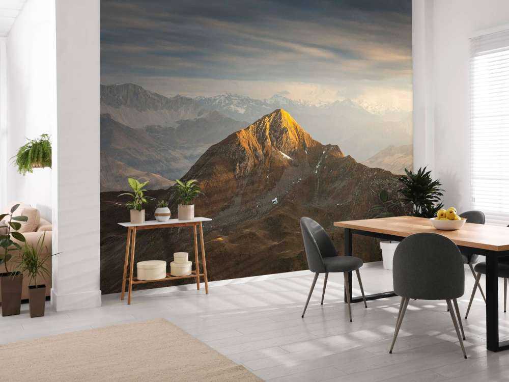 Gouden zonlicht op bergtop bij zonsopkomst