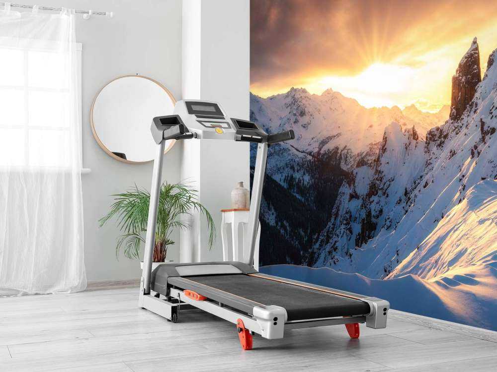 Avondzon achter besneeuwde bergtoppen