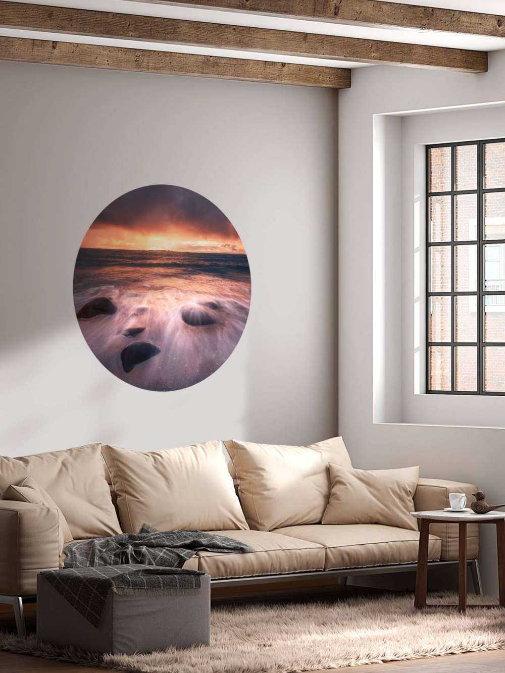 Avondgloed over stenen kustlijn