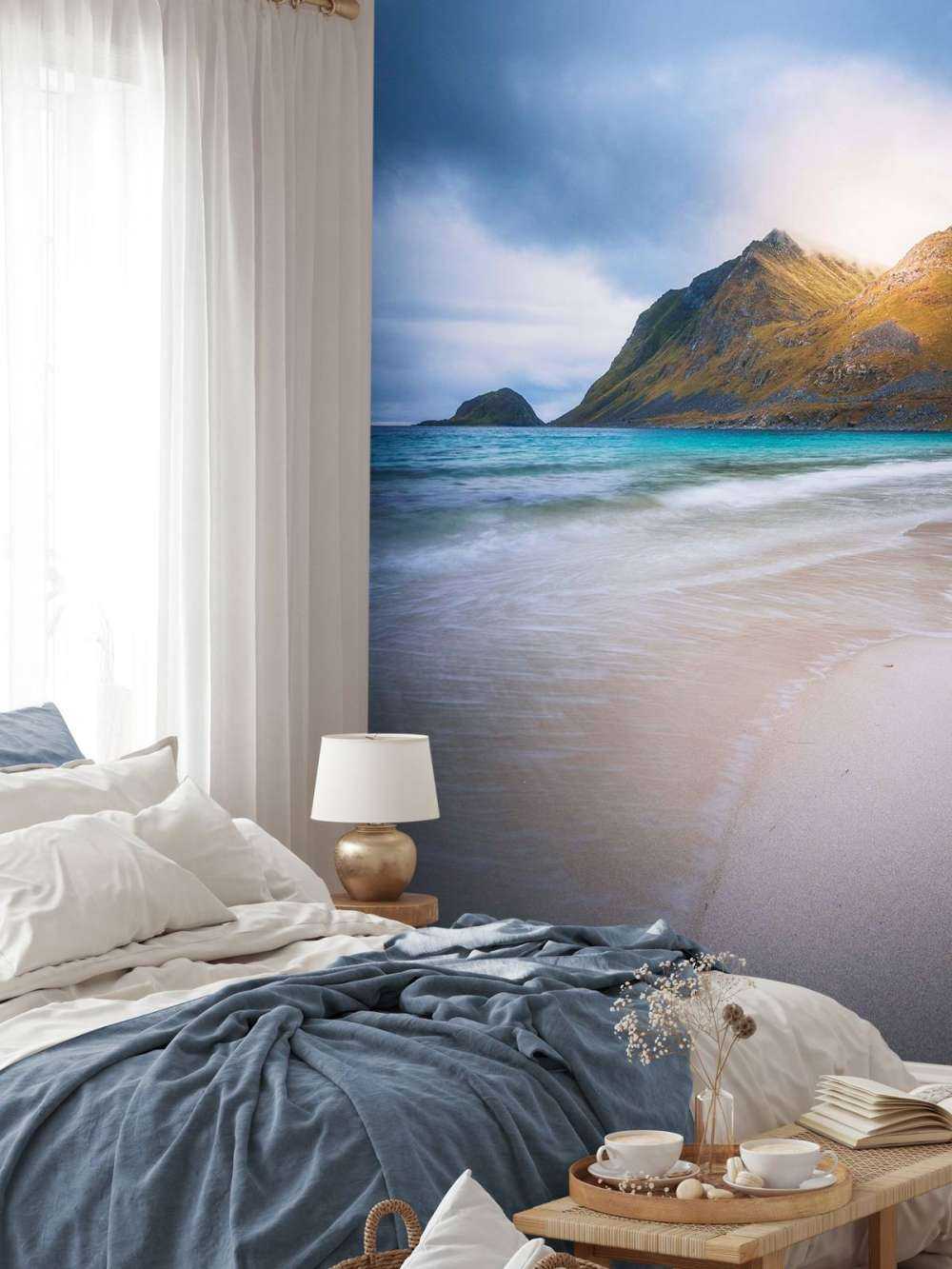 Zonlicht op berg en branding