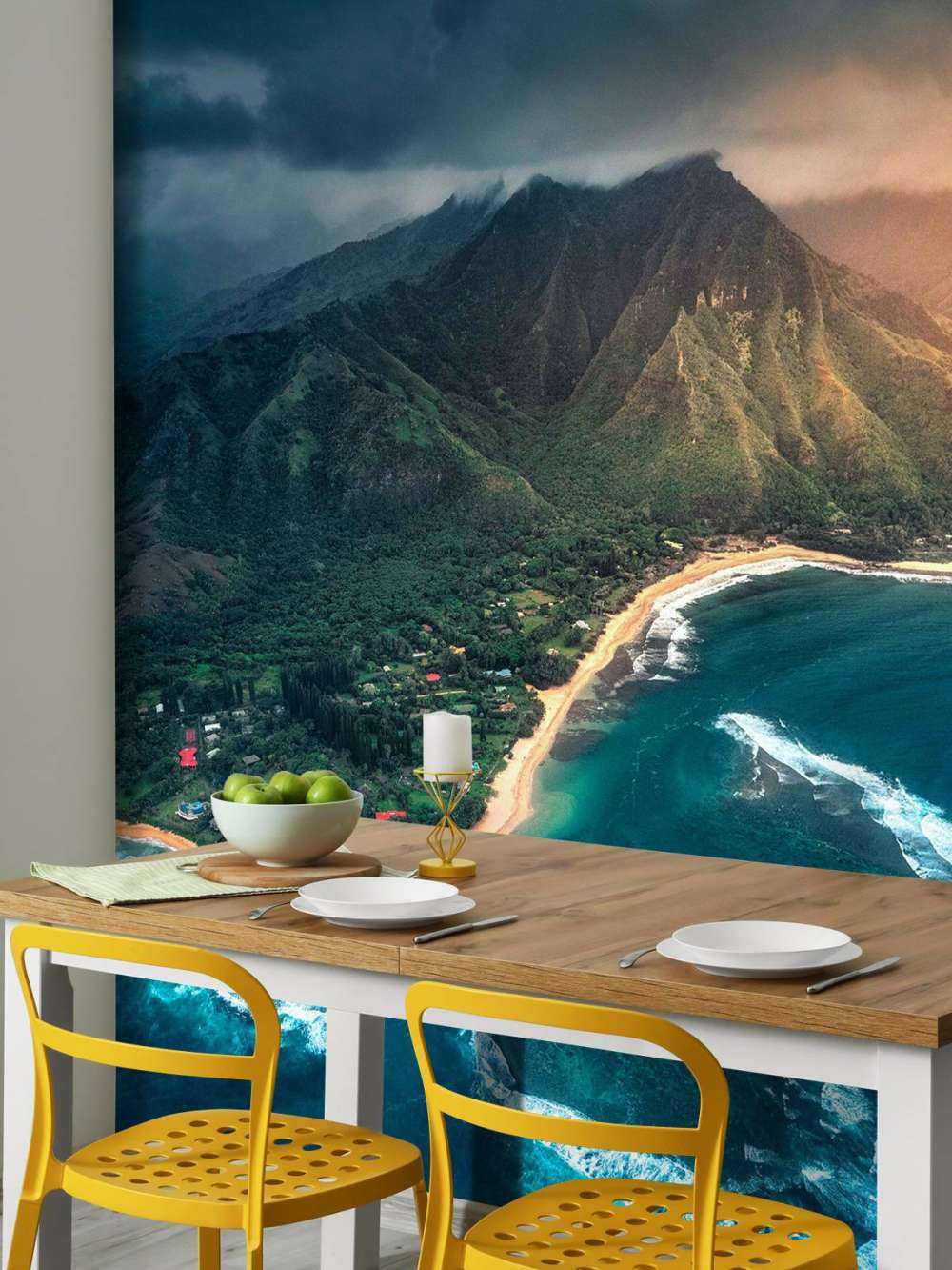 Tropische kustlijn onder dreigende hemel