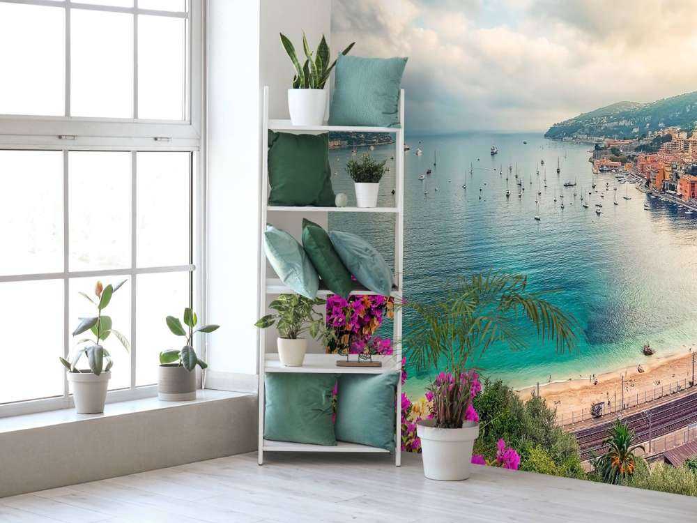 Bloemenkust aan turquoise baai