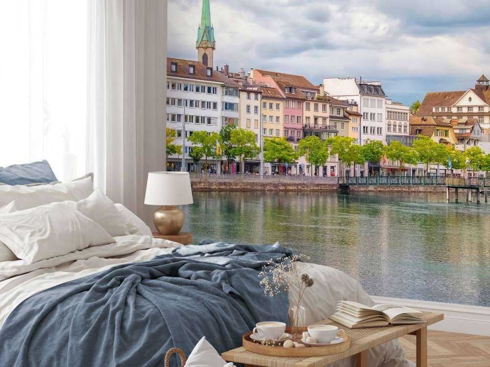 Kleurrijke gevels aan stadsrivier