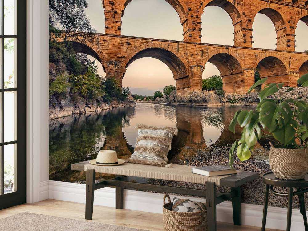 Stenen bogen boven stille rivier