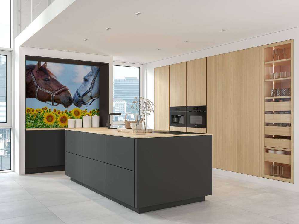 Liefdevolle paarden in een zonnebloemveld