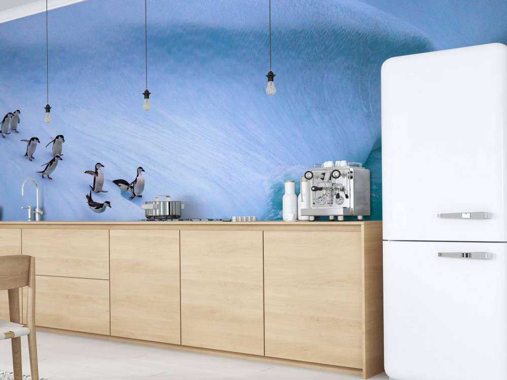 Pinguïns glijden van een helling af