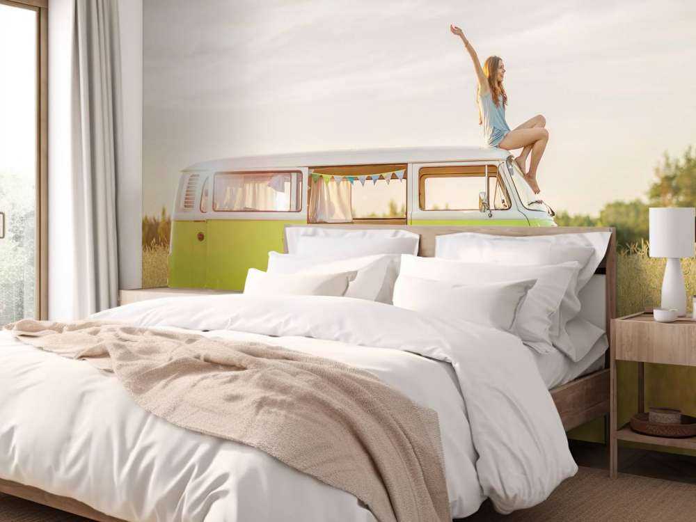 Een jonge vrouw geniet van haar rondreis