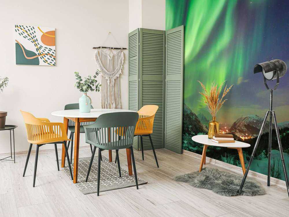 Verlichte stad door het Noorderlicht