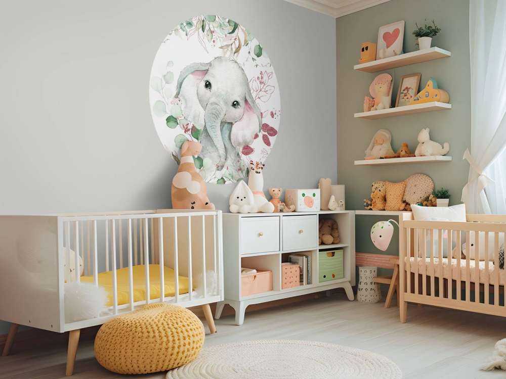 Olifantenbaby met munt en roze bladeren