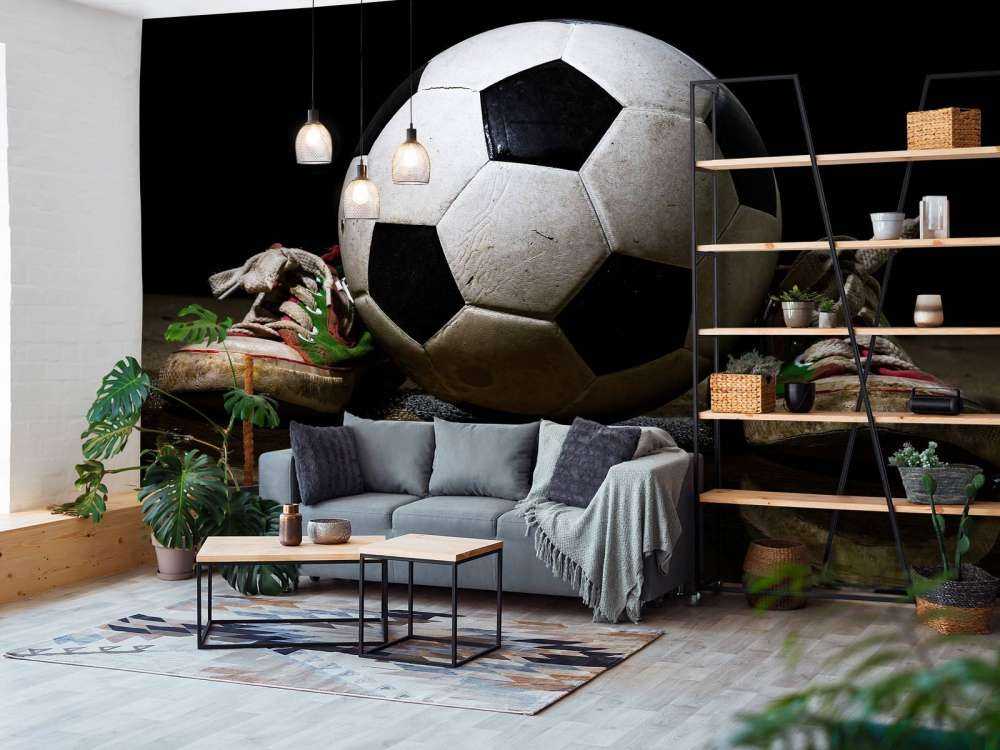 Voetbal tussen twee sneakers