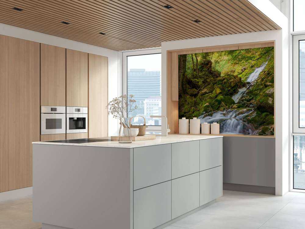 Waterval midden in het bos