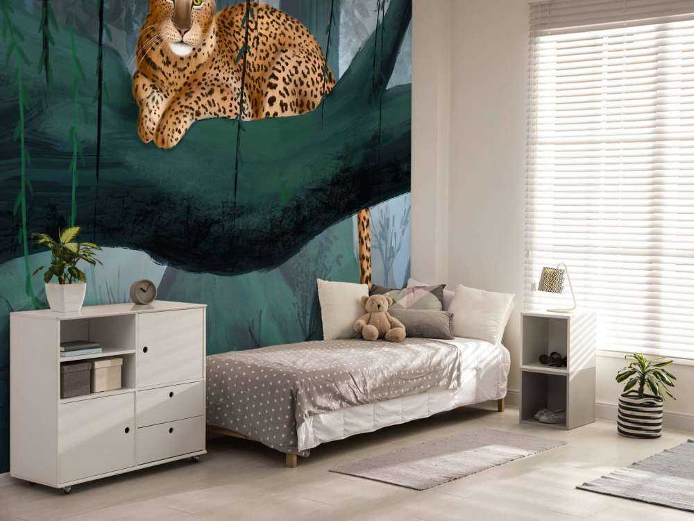 Jachtluipaard op een tak