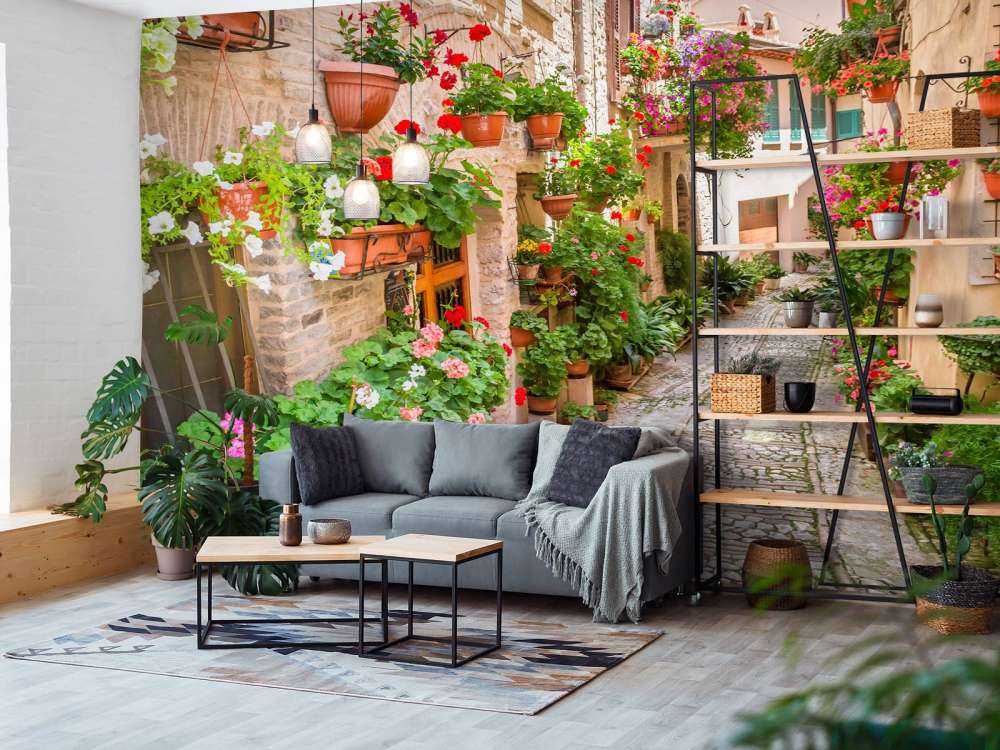 Gezellig straatje met bloemen in Italië