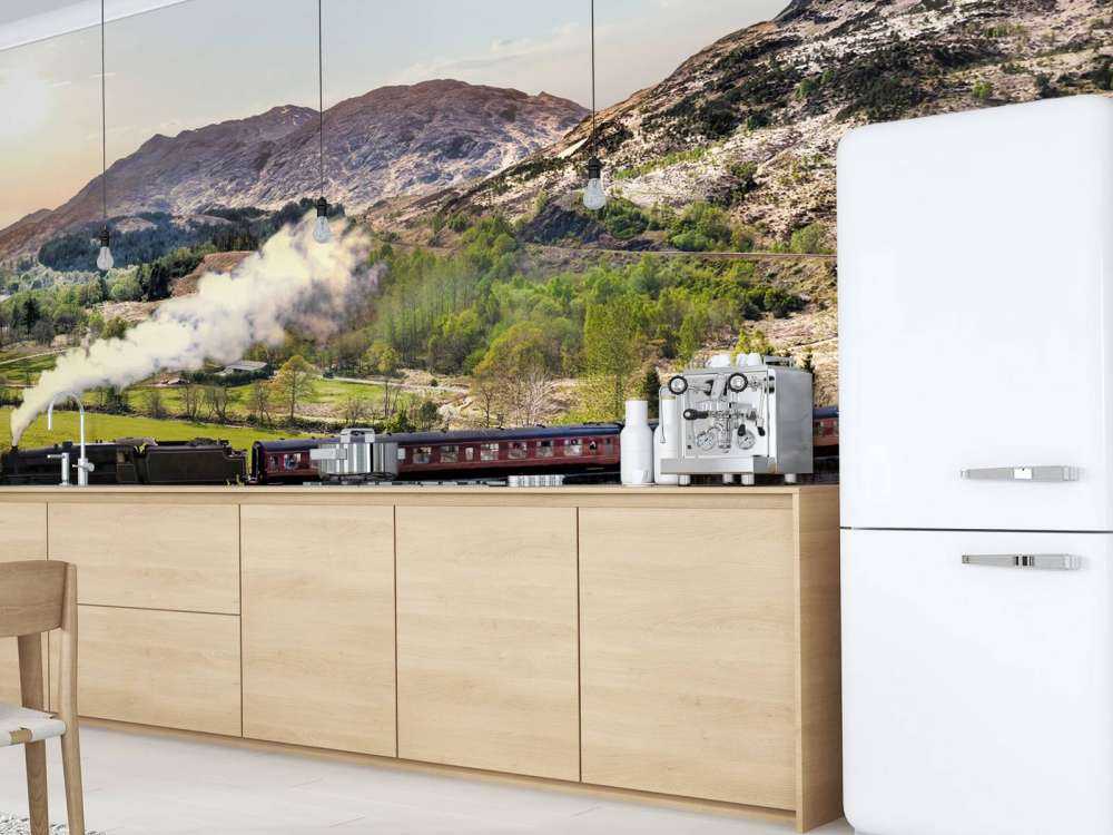 Stoomtrein door een prachtig landschap in Schotland