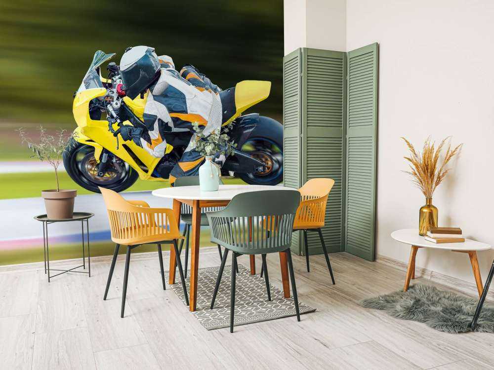 Gele motor maakt een scherpe bocht