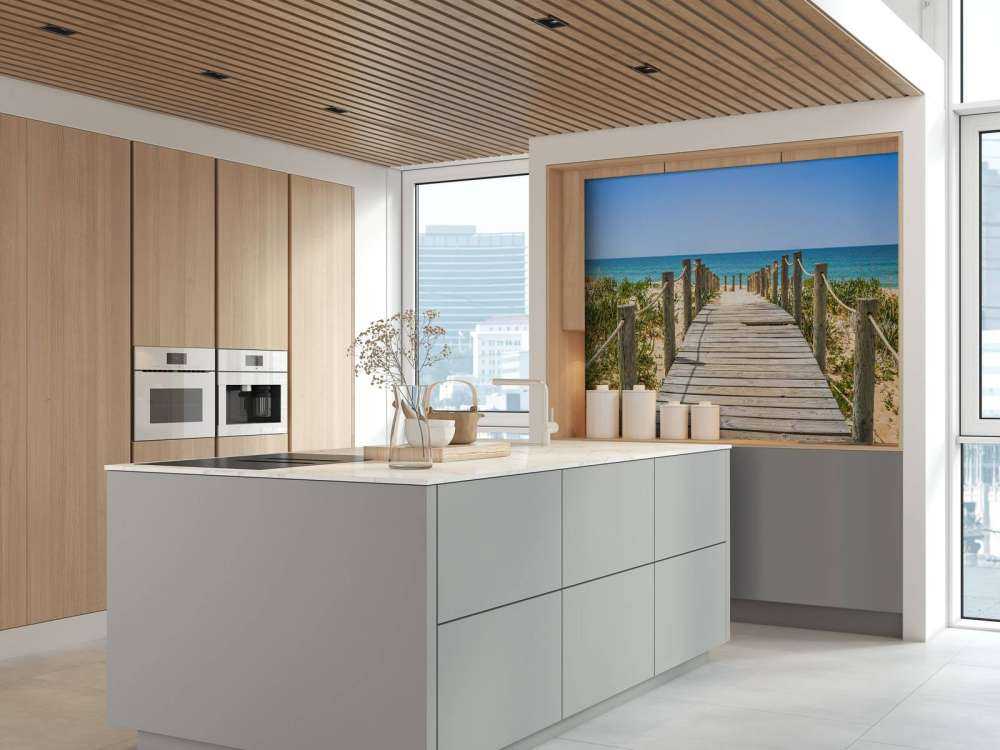 Houten brug naar het strand