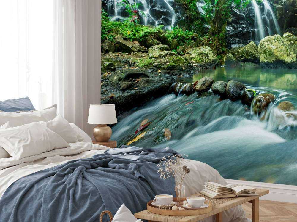 Waterval door een tropisch regenwoud