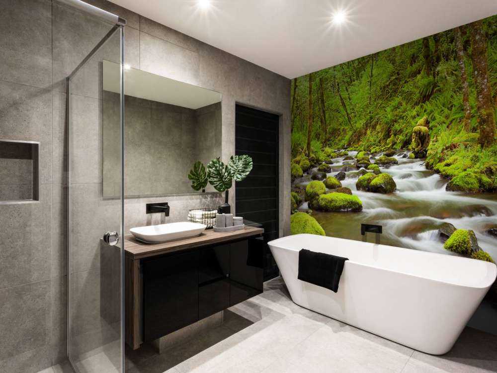 Rivier met veel stroming door het regenwoud