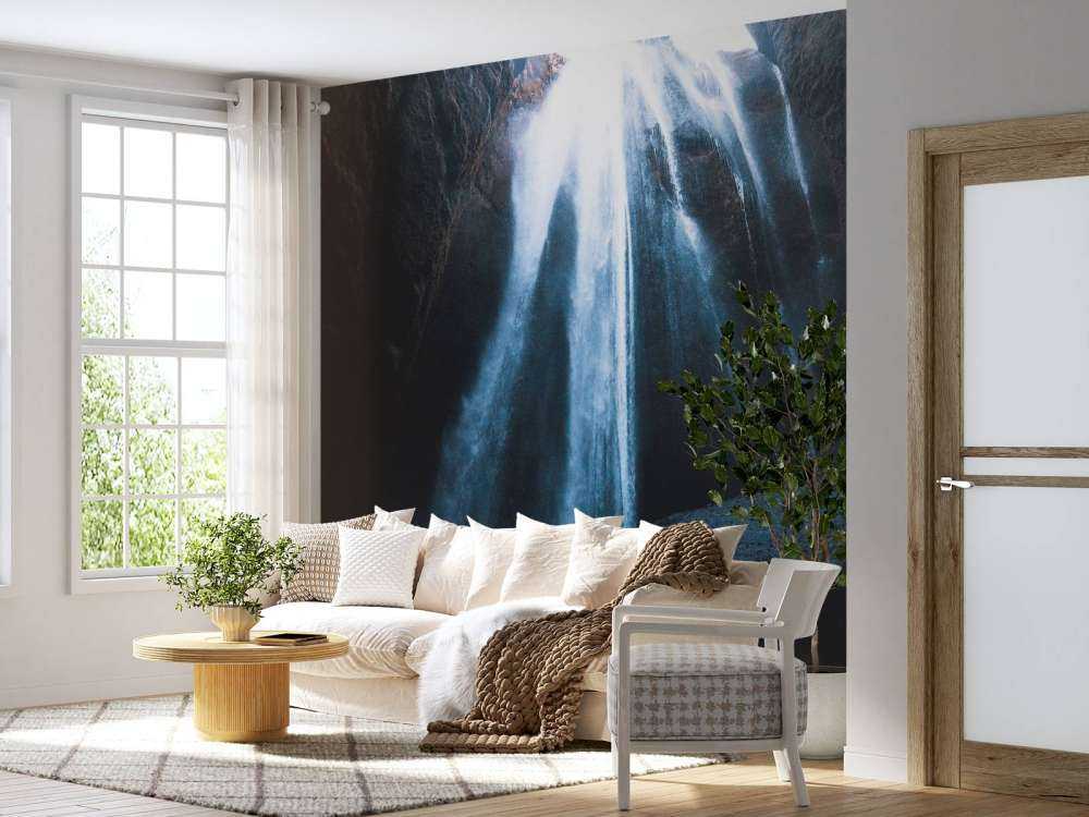 Waterval naar een donkere grot