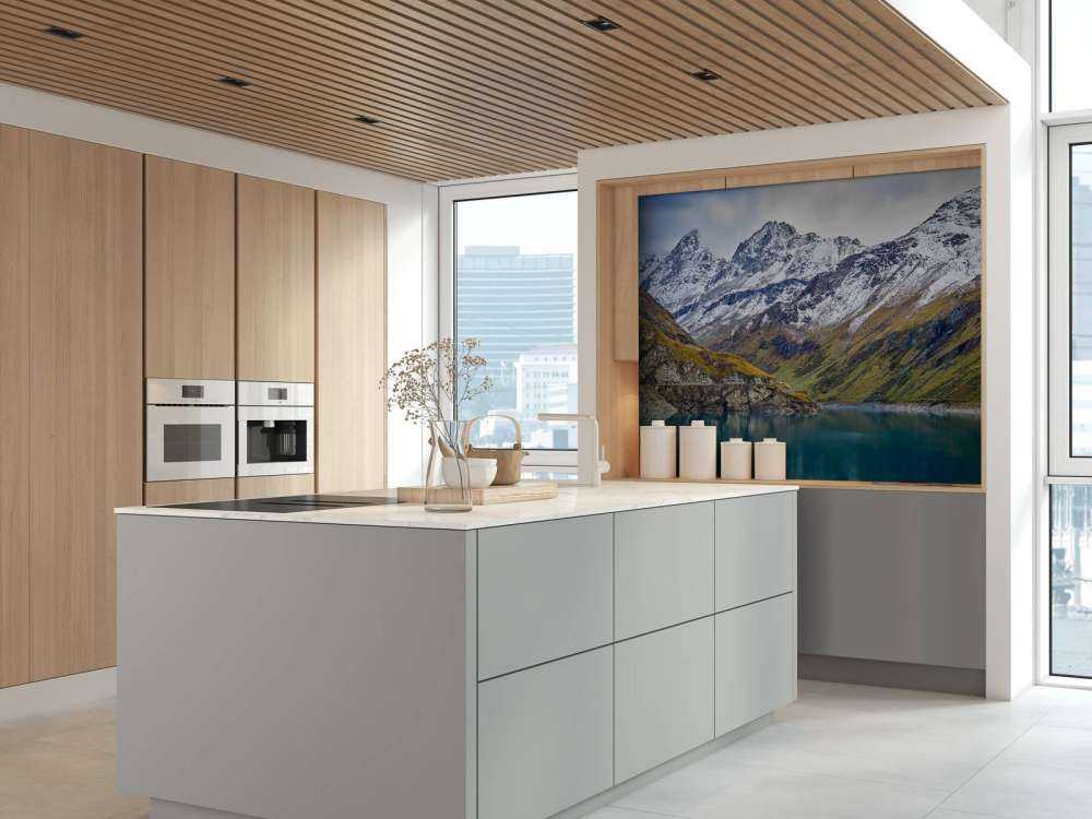 Bergtoppen met sneeuw bij bergmeer