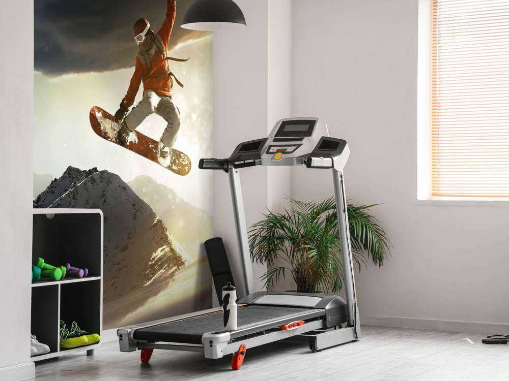 Snowboarder maakt een sprong bij zonsondergang