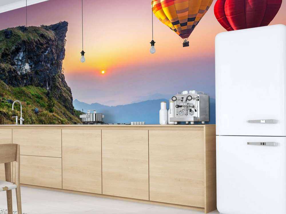 Luchtballonnen in de avond boven een berglandschap