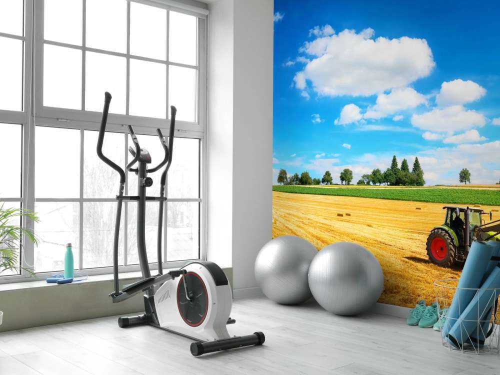 Tractor verplaatst hooibalen