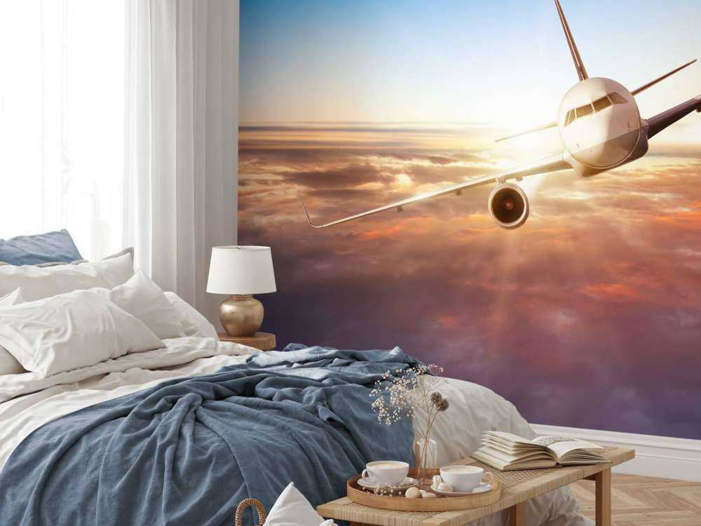 Vliegtuig boven de wolken bij zonsondergang