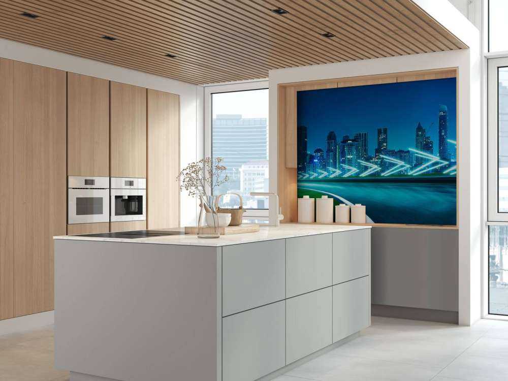 Futuristische snelweg langs een grote stad