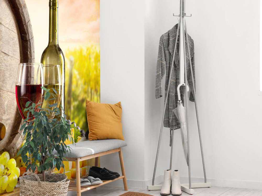 Wijngaard met wijn en kaas op de voorgrond