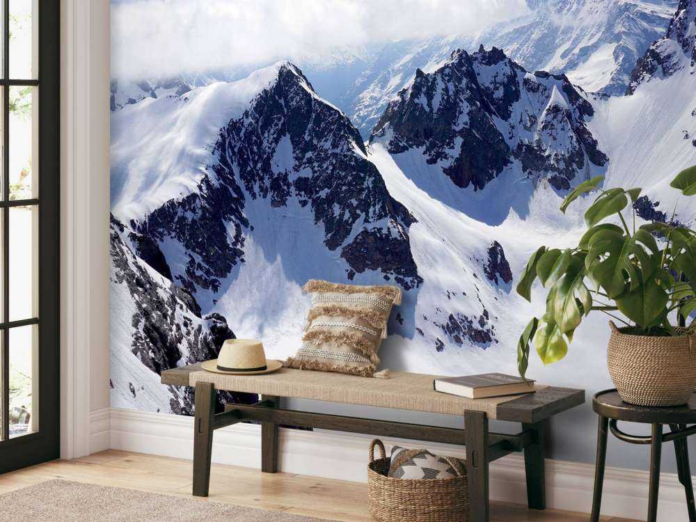 Ingesneeuwde bergen op een heldere dag