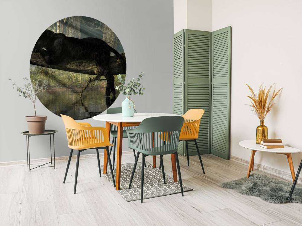 Panter op een boomstronk