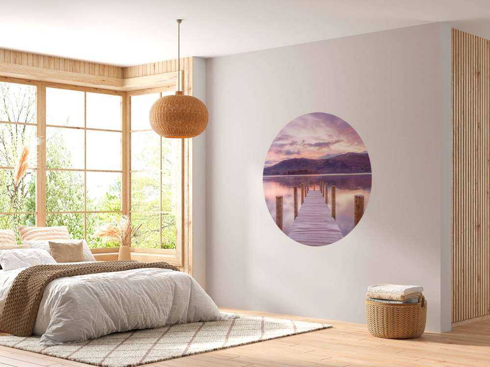 Houten steiger bij zonsondergang