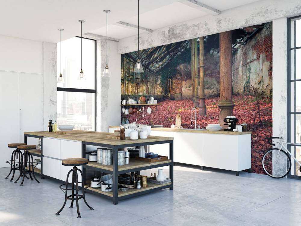 Verlaten huis met bladeren