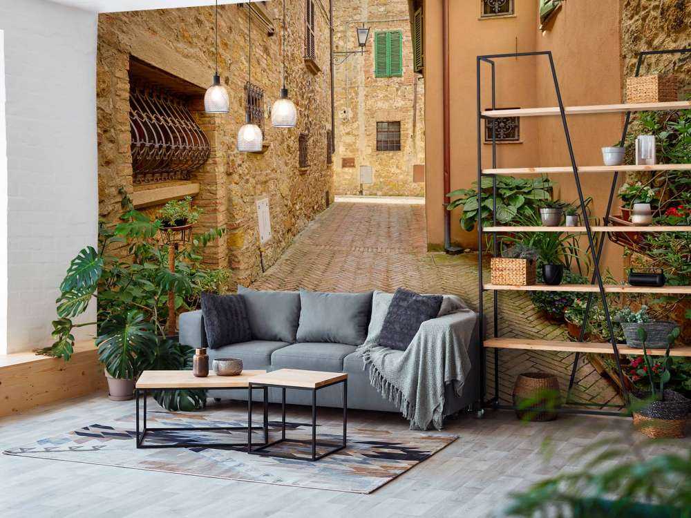 Straatje met planten en bloemen