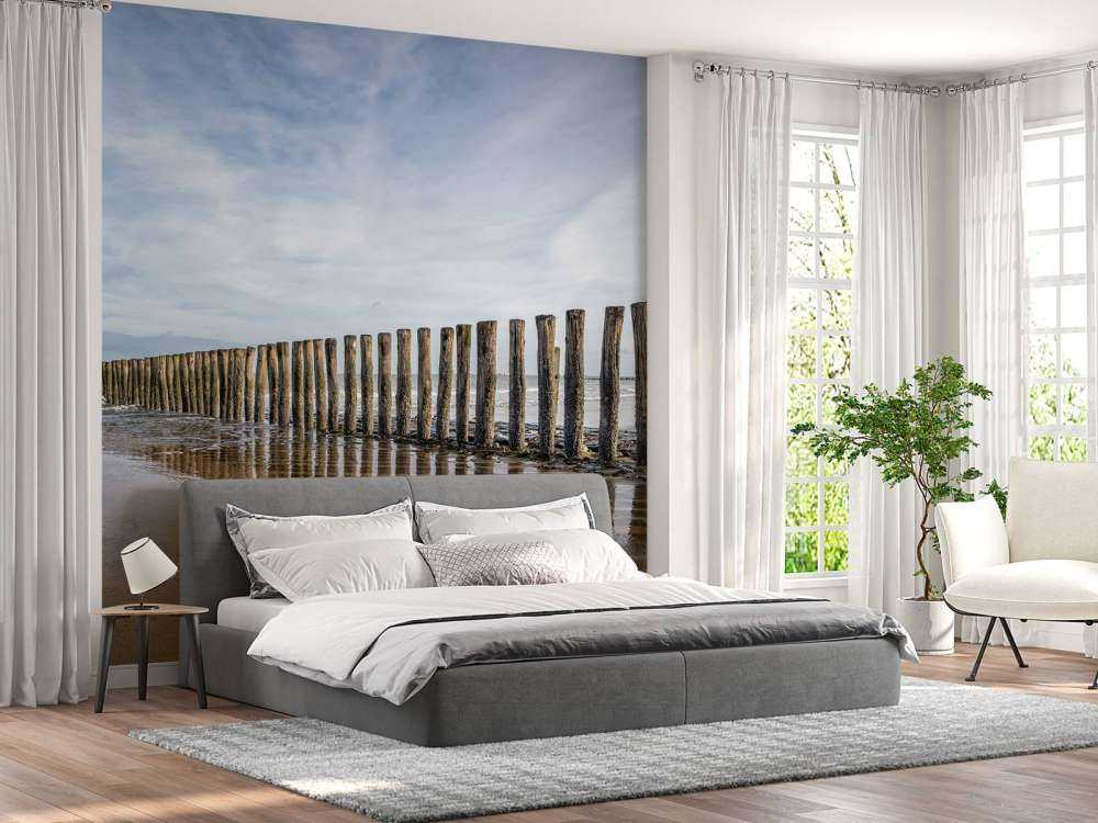 Houten golfbreker aan de kust bij Cadzand bad