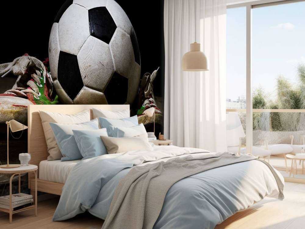 Voetbal tussen twee sneakers