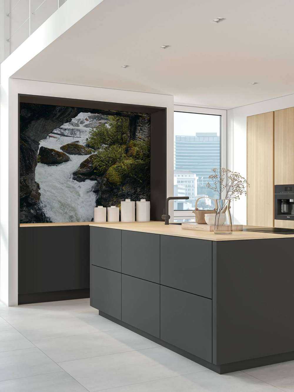 Brug bij een waterval