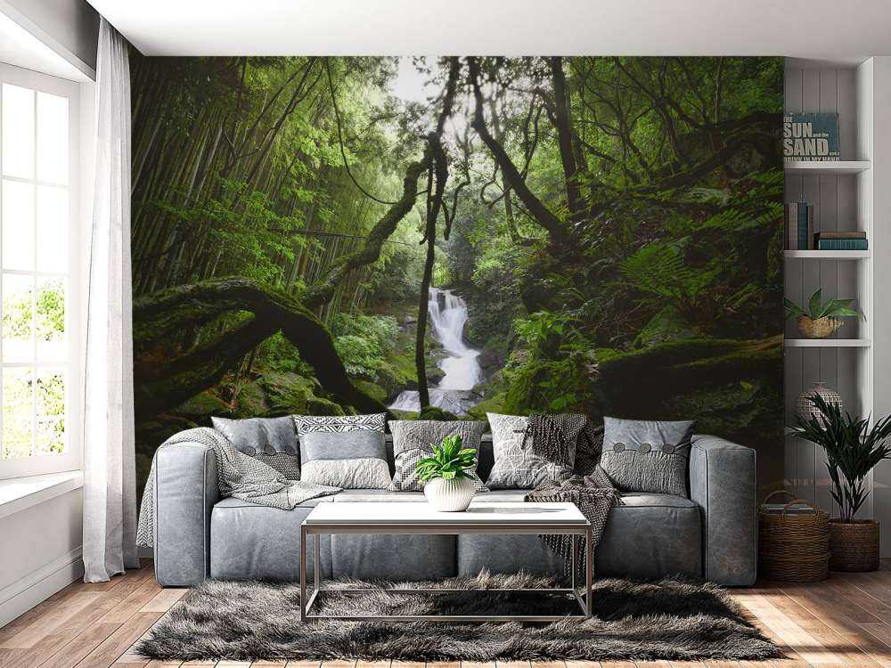 Waterval omgeven door bomen