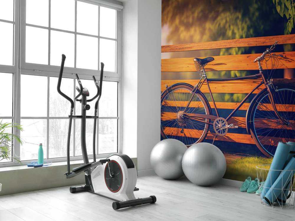 Fiets bij een houten hek